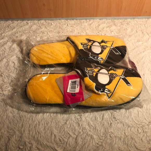 NHL 🏒 Pittsburgh Penguins FOCO Slippers - Picture 2 of 7
